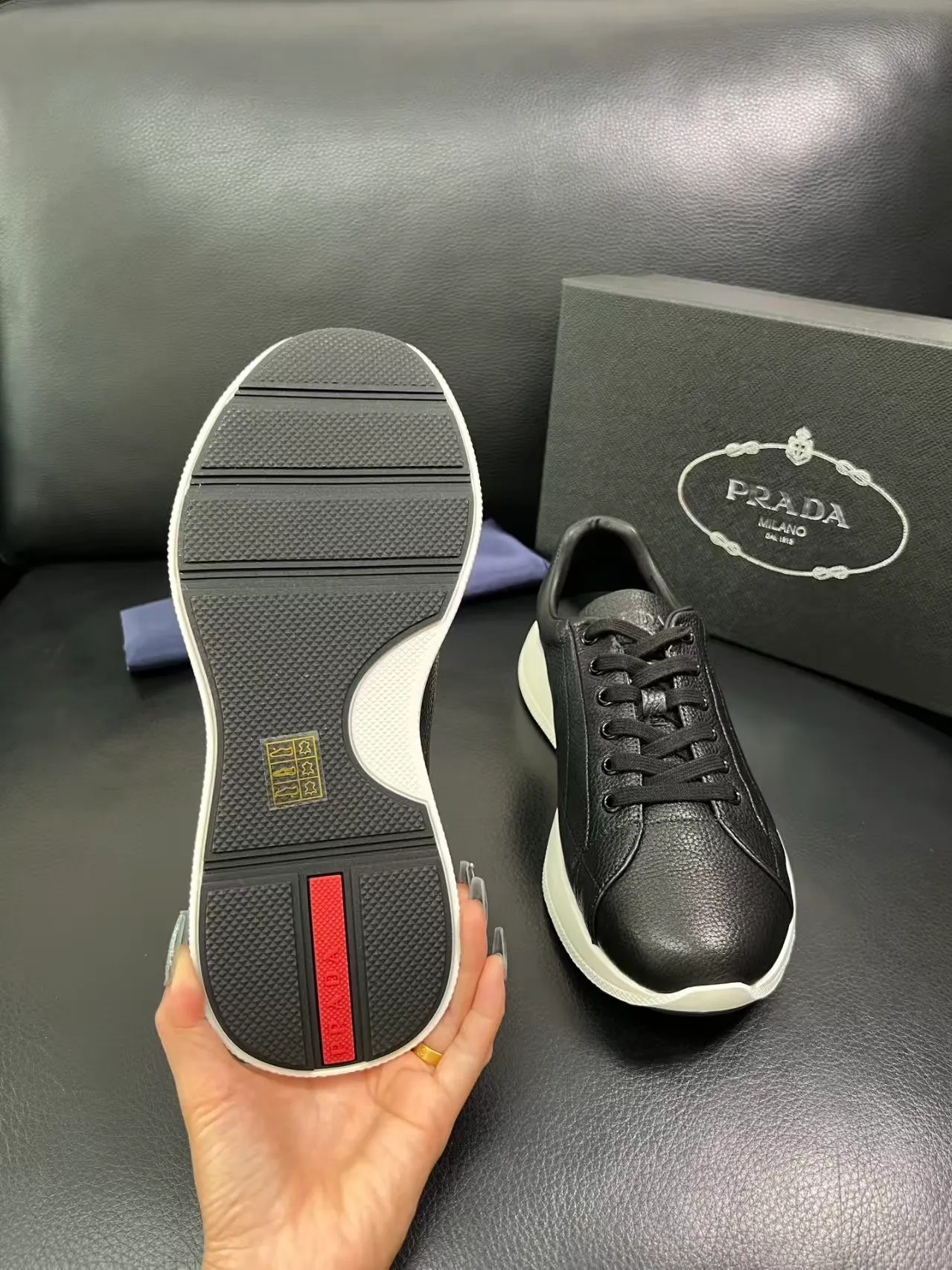 P440 38-45 Prada Prada’s new men’s leather sneakers, the highest version on the market, any comparison is welcome🆚! The original leather has excellent texture and is super high-end! Fetal sheep net lining imported from Italy, removable pad! Luxurious materials and fine workmanship, highly recommended! No. 058